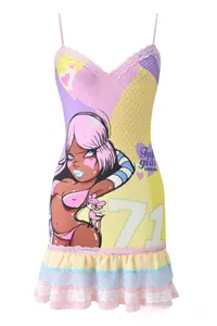 Détail du col en V en dentelle rose et imprimé graphique rétro sur robe courte
