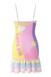 Détail d'une mini-robe à imprimé géométrique rose avec dentelle et motifs de cœur