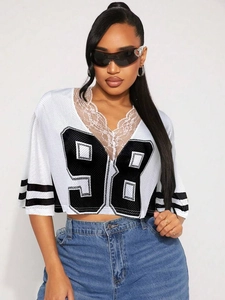 Détail du col en dentelle et du tissu en maille sur le crop top avec imprimé numéro 98