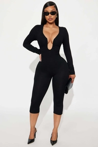 Combinaison noire ajustée à manches longues avec décolleté en V profond et taille haute