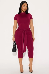 Détail d'un ensemble bordeaux deux pièces avec haut à col montant et pantalon capri ceinturé