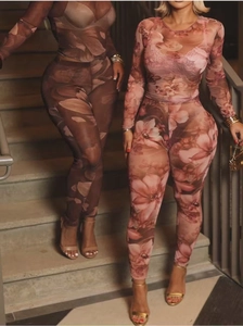 Ensemble sexy deux pièces avec haut en maille florale et pantalon moulant pour femme