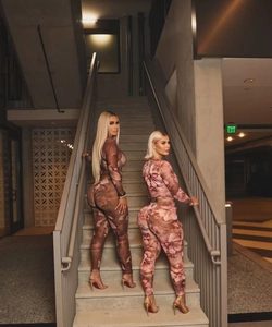 Vue détaillée du dos de l'ensemble deux pièces à fleurs avec legging serré et manches longues