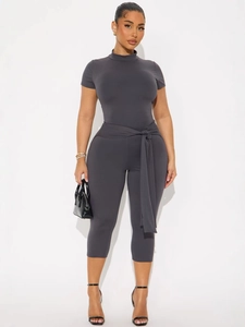 Ensemble moulant gris anthracite avec haut à col montant et pantalon capri ceinturé