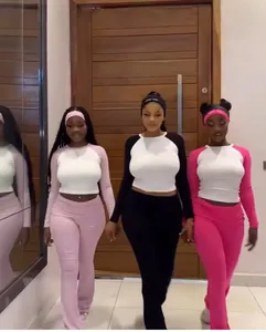Ensemble détente trois pièces avec hauts à manches raglan et pantalons évasés