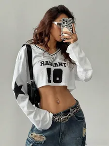 Detail von weißem Mesh-Cropped-Sweatshirt mit RADIANT 10 Aufdruck und Sternärmeln