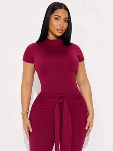 Ensemble en maille bordeaux avec haut à col montant et pantalon ajusté avec ceinture