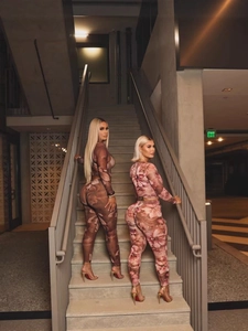 Ensemble deux pièces pour femme avec imprimé floral, haut en mesh et pantalon moulant
