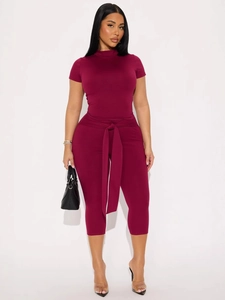 Ensemble bordeaux deux pièces pour femme avec haut à col montant et pantalon à taille nouée