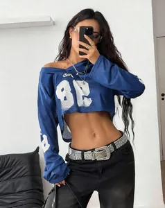 Detailaufnahme des blauen Mesh-Crop-Tops mit weißem Aufdruck Nummer 82 und langen Ärmeln