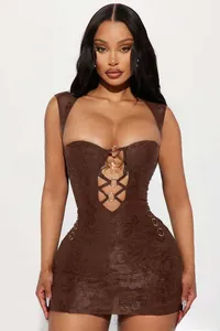 Détail d'une mini robe en dentelle marron foncé avec découpe sexy et anneau métallique