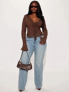 Top marrone da donna con scollo a V, volant e maniche lunghe con jeans ampi