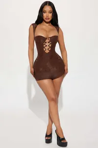 Détail du laçage latéral et de la découpe avec anneau sur la robe mini marron