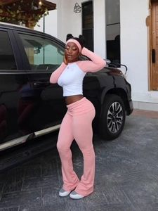 Ensemble trois pièces rose et blanc avec haut court manches longues et pantalon évasé