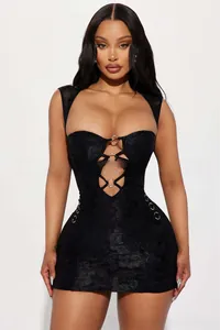 Détail de laçage sexy évidé et de l'anneau métallique argenté sur la mini-robe noire