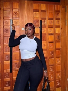 Ensemble de sport trois pièces avec haut à manches raglan noir et blanc et pantalon