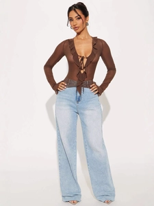 Body marrone con scollo a V e volant abbinato a jeans a vita alta a gamba larga