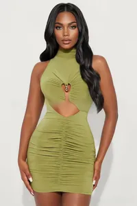 Détail de robe froncée vert olive avec découpe en cœur et col licou élégant