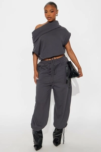 Détail de l'ensemble gris anthracite avec haut court et pantalon de jogging à cordon