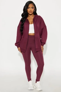Détail de l'ensemble loungewear bordeaux deux pièces avec sweat à capuche et leggings