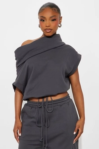 Détail de l'ensemble de détente gris foncé avec haut à col bénitier et jogging