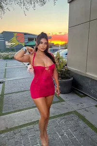 Détail de la robe courte rose fuchsia avec anneau métallique et découpes sexy licou