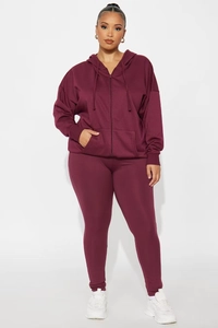 Détail de l'ensemble sweat à capuche bordeaux et legging de yoga extensible