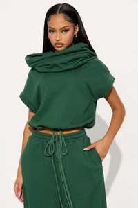 Détail du pantalon de jogging vert foncé à taille haute avec cordon et poches latérales