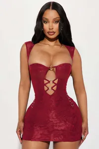 Détail de la texture dentelle rouge foncé avec anneau métallique et laçage sur le côté