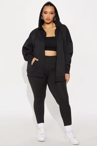 Vue détaillée d'un ensemble de yoga noir 3 pièces avec sweat à capuche et legging