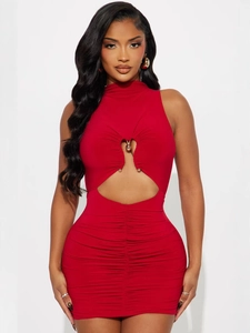 Femmes Sexy Halter Mock Neck Découpé Moulante Mini Robe Métal Coeur Décor Plissé Sans Manches Club Party Tenue