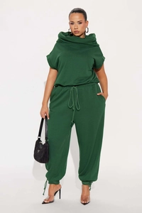 Détail d'un ensemble deux pièces vert foncé avec taille à cordon et pantalon de jogging