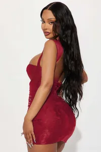 Détail de la mini-robe moulante bordeaux avec laçage croisé et design dos nu sexy