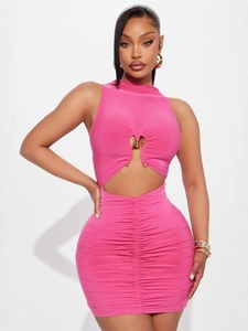 Mini robe dos nu rose vif sans manches avec découpes et détails de sphères en métal