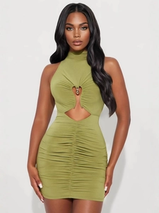 Robe courte froncée vert olive à col montant avec découpe cœur et détail doré