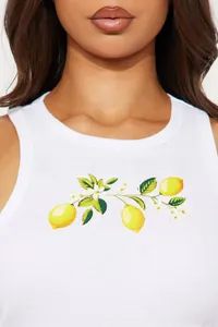 Detail eines weißen Ripp-Tanktops mit Zitronendruck aus einem dreiteiligen Freizeitset
