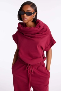 Détail d'un ensemble bordeaux avec haut à col bénitier et pantalon à taille élastique