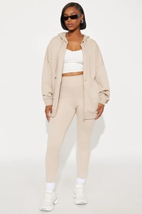 Vue détaillée d'un ensemble sweat à capuche beige zippé et leggings taille haute
