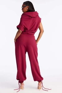 Vue arrière du sweat à capuche manches courtes rouge foncé et pantalon de jogging