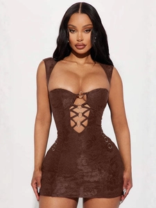Mini robe en dentelle marron foncé avec anneaux et design ajouré à lacets devant