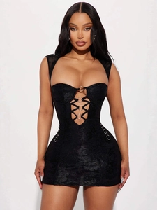 Robe courte sexy en dentelle noire avec découpes, anneau argenté et coupe ajustée