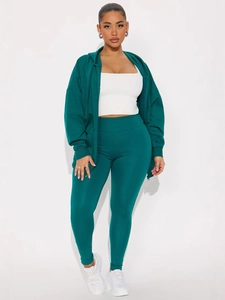 Ensemble de sport vert foncé pour femme avec sweat à capuche zippé et legging taille haute
