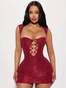 Robe moulante en dentelle rouge foncé avec détails évidés et anneaux métalliques chic