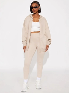 Ensemble beige 3 pièces avec sweat à capuche ample, haut court et legging pour femme