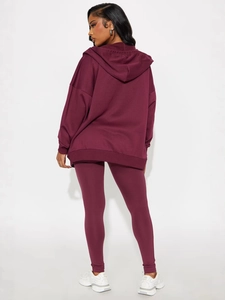 Ensemble sweat à capuche oversize bordeaux et legging de yoga pour femme, vue de dos