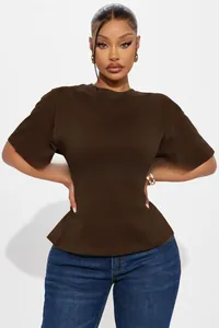 Détail d'un t-shirt marron chocolat à coupe ajustée avec un tissu lisse haut de gamme