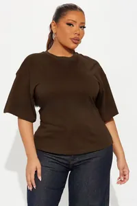 Gros plan détaillé d'un t-shirt marron foncé à manches courtes avec col rond et texture coton