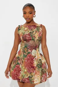 Détail du tissu jacquard à fleurs rétro sur la mini robe sans manches au style peinture