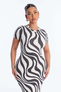 Detailaufnahme von schwarz-weißem Zebramuster-Stretchstoff und Rippentextur am Kleid