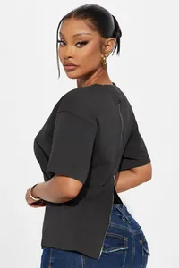 Vue détaillée du t-shirt noir pour femmes avec fermeture éclair au dos et fente élégante